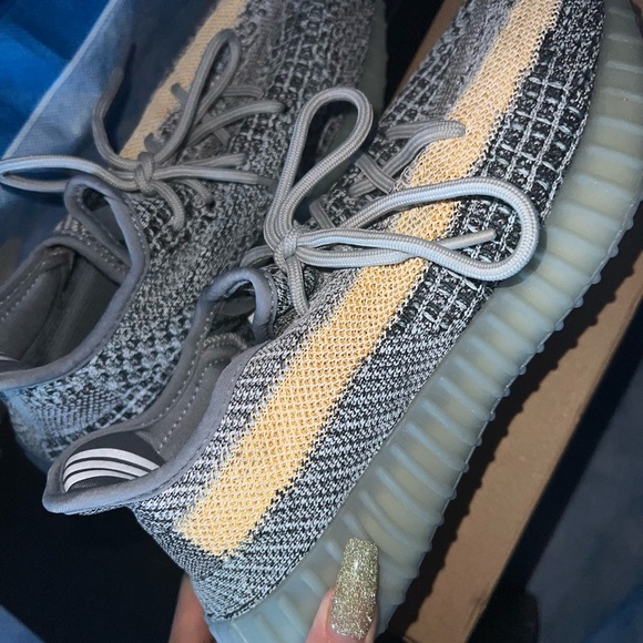 Yeezy ash blue size 7 woman’s - Picture 2 of 4